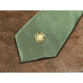   Olivazöld nyakkendő ajándék kitűzővel! Jaguar kitűző kerek classic embléma kis méretű