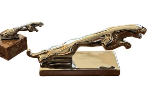 Jaguar orrdísz nagyméretű asztali dísz 33 cm hosszú Leaping Cat szobor modell vitrinbe Car Logo Statue